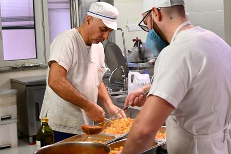due persone in cucina